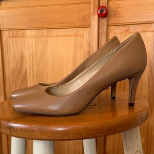 Lord & Taylor Classic pumps nude tan “OPAL” size 8 round toe 3” heel see pics